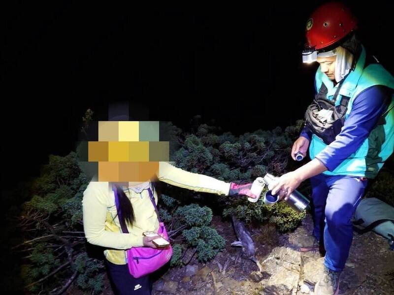 攀登玉山后四峰「鹿山」的登山队，先后发生领队高山症，女队员（左）落单求救，同团1天就发生2次山难。（图撷取自脸书高雄市政府消防局第六大队）