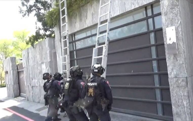 警方攻坚逮人。（记者许国桢翻摄）