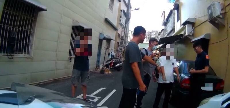 警方逮获曾姓男子依法送办。（民众提供）