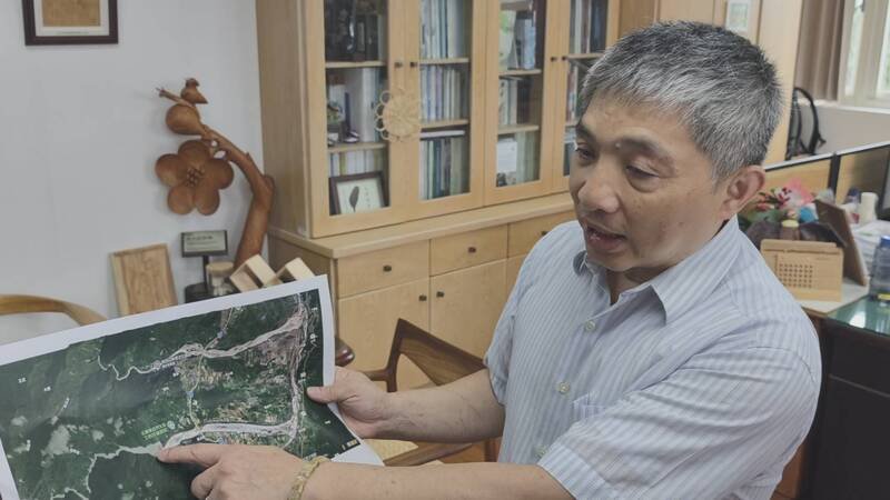 花莲防砂工程工地负责人受困马太鞍溪逾16小时获救　搜救人员漏夜挺进成功救出，分署长黄群策受访说明。（记者王锦义摄）