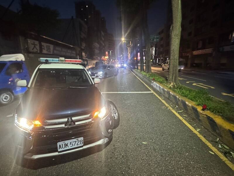 桃园毒驾男拒检逃逸冲撞警车，警开枪射轮胎仍狂逃遭逮。（警方提供）