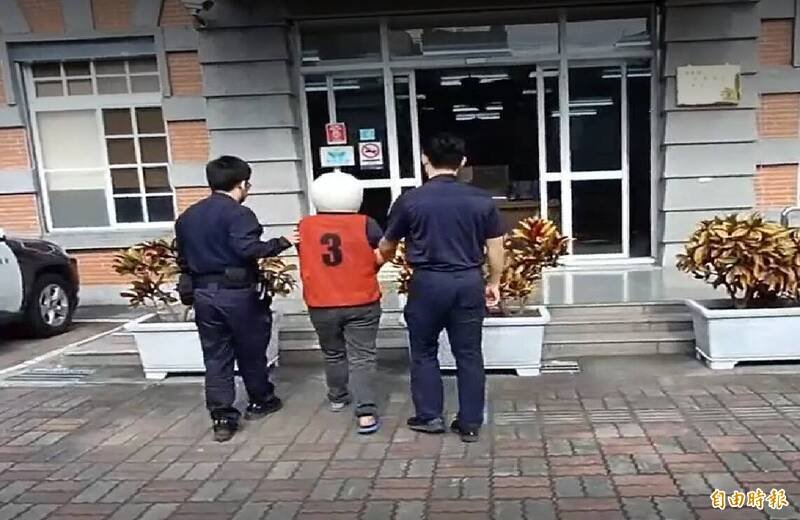 犯下杀人案的许姓女子（中），在羁押期间接连攻击同舍房狱友及看守所戒护人员。（资料照）