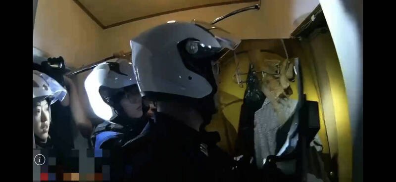 新北市芦洲再传家庭纠纷，男子持刀对父亲、胞姊挥舞，警方赶抵时关门对峙，随后在指挥官劝说下开门就逮。（记者吴仁捷翻摄）