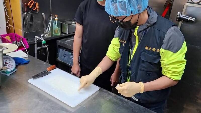 清六食堂食物中毒案，检方查出店长接获员工反映蒸烤蛋有异状，仍指示加热续卖。图为新北卫生局稽查业者画面。（资料照）