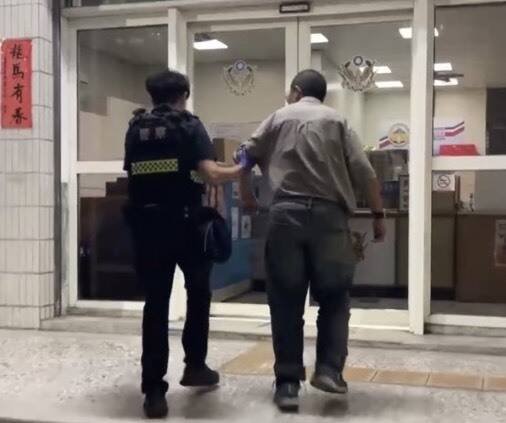 警方将陆女带回侦办。（民众提供）