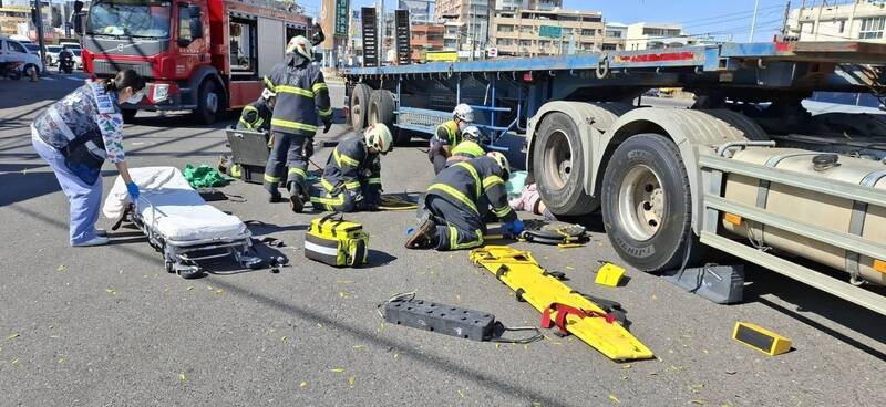 彰化市传出两死的车祸意外，夫妻骑机车双载与联结车发生碰撞，丈夫当场死亡，妻子送医不治。（民众提供）