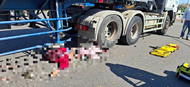 彰化市传出两死的车祸意外，夫妻骑机车双载与联结车发生碰撞，2人都压在车底。（民众提供）