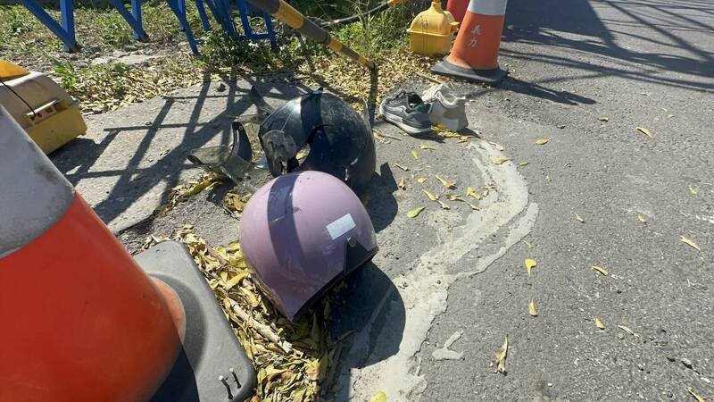 彰化市传出两死的车祸意外，夫妻骑机车双载与联结车发生碰撞丧命轮下，现场留下鞋子与安全帽。（民众提供）