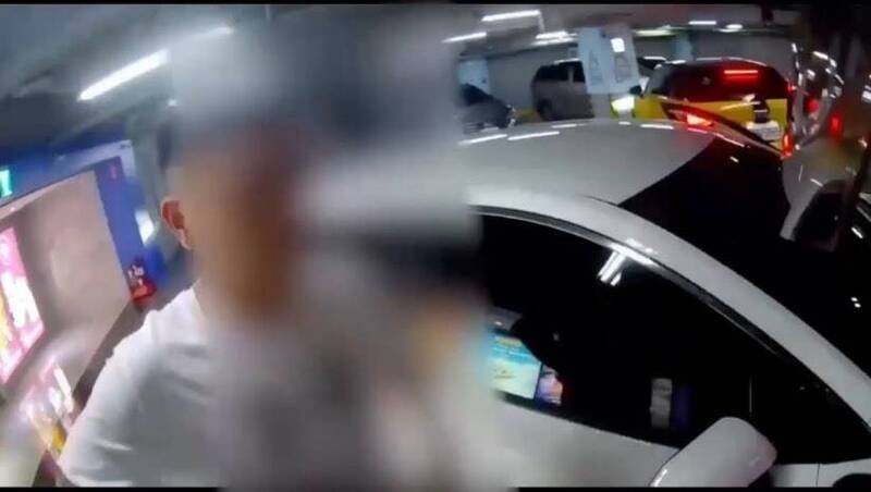 员警破窗逮人。（民众提供）