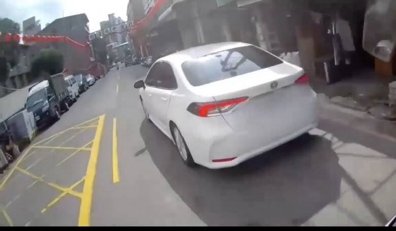 刘男拒检加速逃逸。（民众提供）