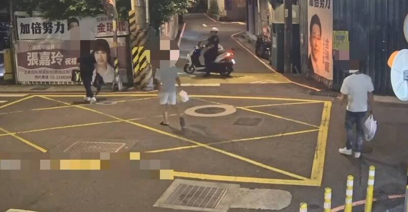 李、黄及陈姓男子等3人步行经过新北市中和区景新街时，因行迹可疑被巡逻警方拦查，但其中2人进入一旁停车场，另1人则进入巷内，随后搜出大量毒品。（记者陆运锋翻摄）