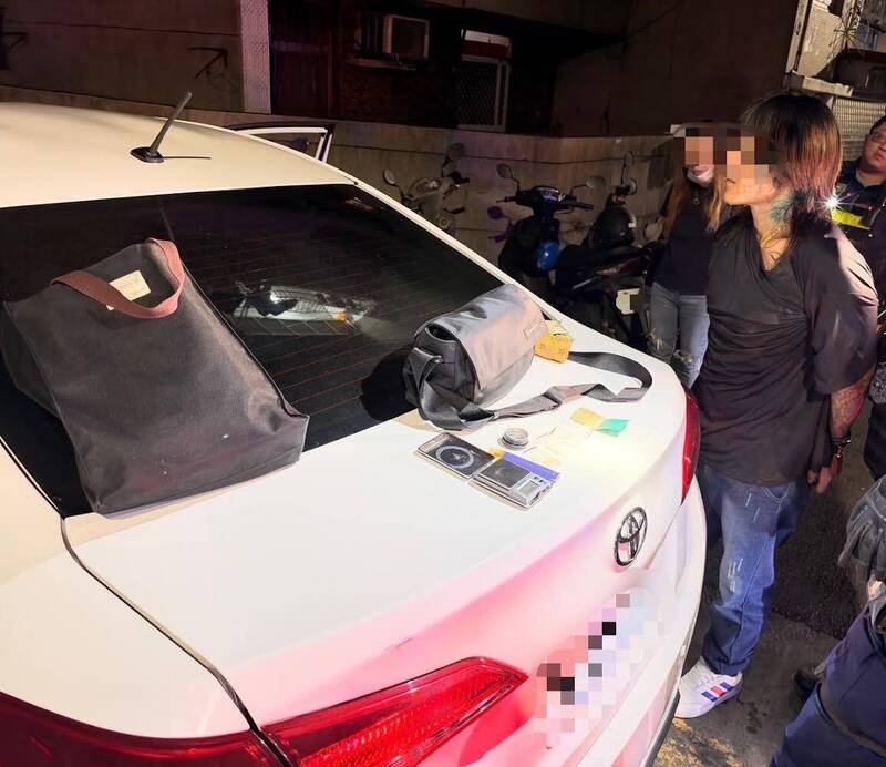 警方逮获持枪毒鸳鸯。（民众提供）