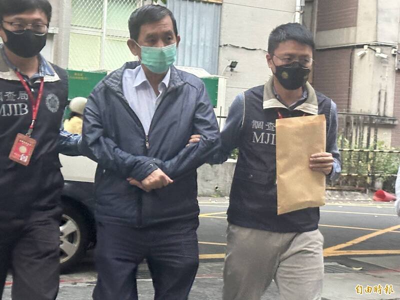 「新店地王」林美东晚间送抵台北地检署复讯。（记者吴升儒摄）