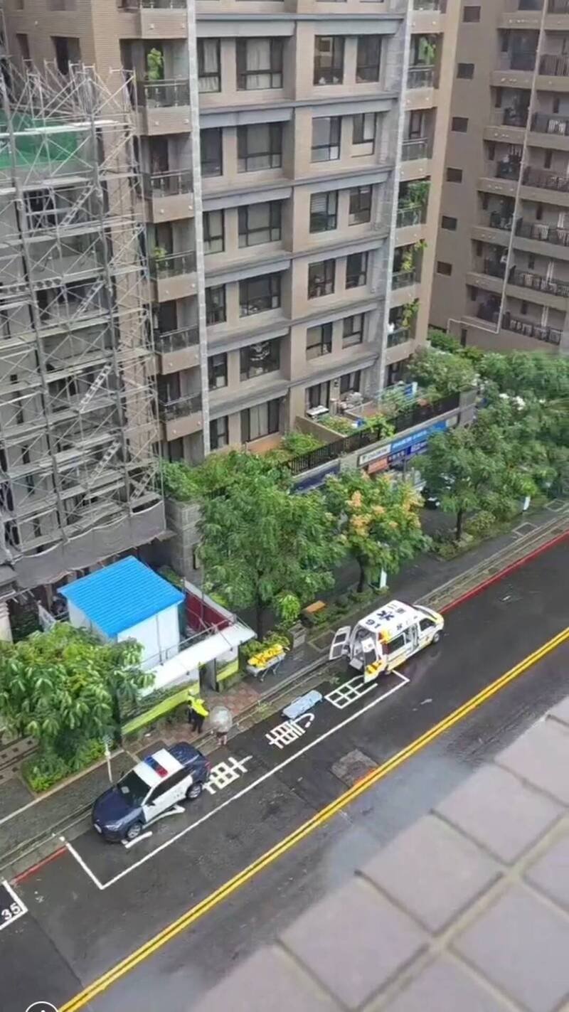 施工电梯从高空坠落。（记者徐圣伦翻摄）