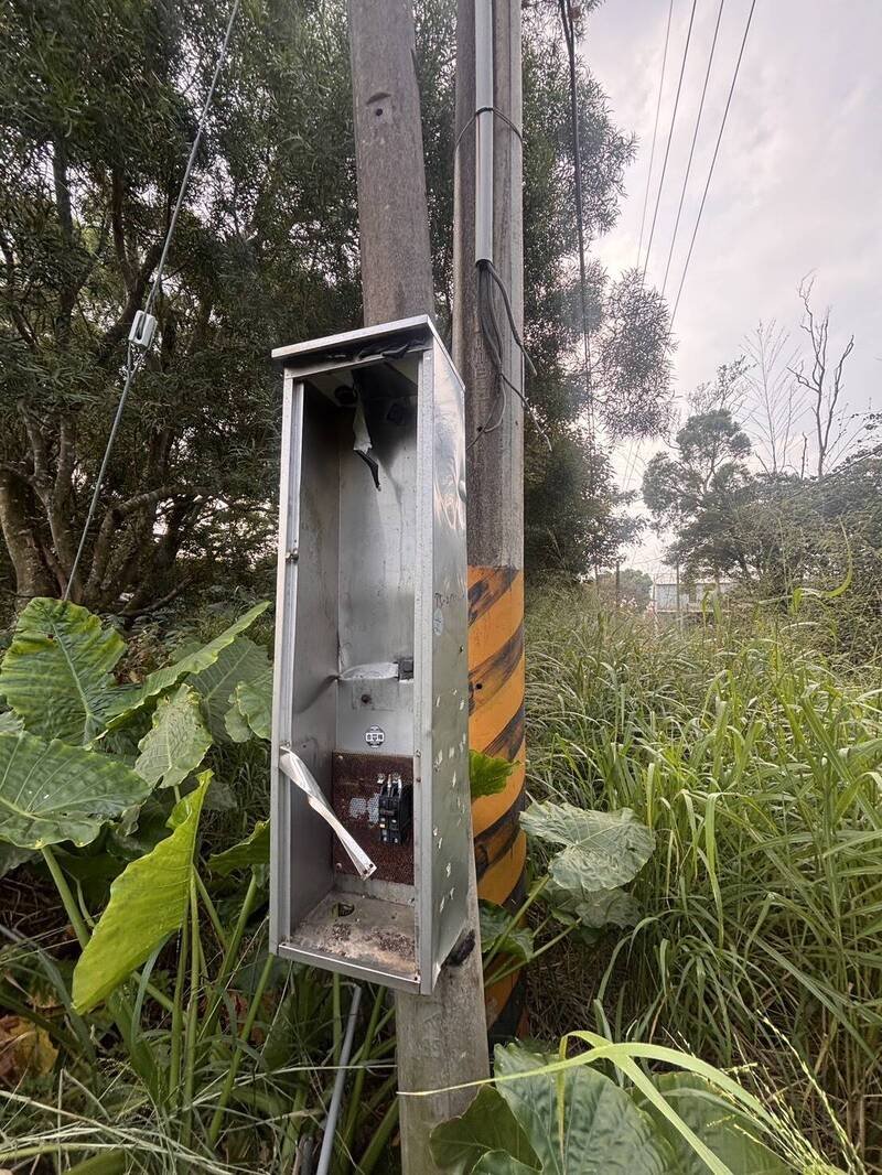 林口下福地区宅电表遭破坏偷窃电线。（记者吴仁捷翻摄）