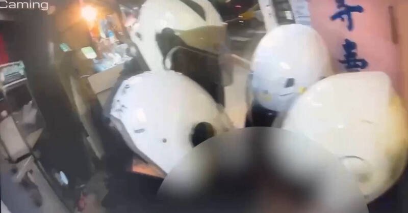 中山分局中山一派出所员警获报迅速赶赴现场，因李男烂醉且有危害公共安全之虞，当场将他压制并带回派出所实施保护管束。（记者郑景议翻摄）