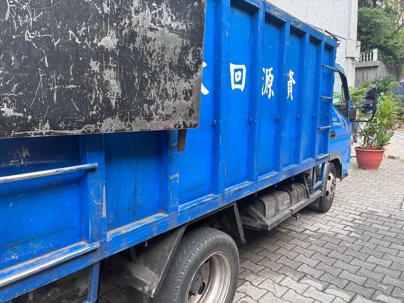 警方寻获漏小货车，制单举发。（记者陆运锋翻摄）