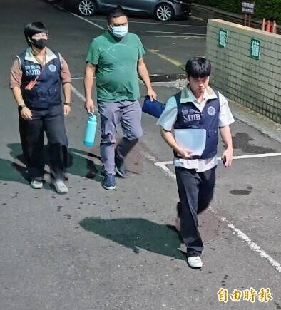 民进党籍新北市议员廖宜琨的服务处主任许家豪（图中）涉贿选，新北地院裁定10万元交保。（记者王定传摄）