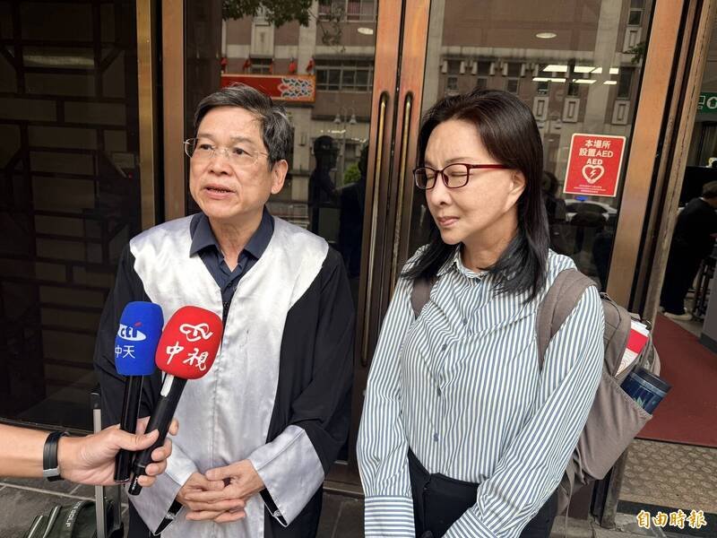 前「中国小姐」张淑娟（右）今由律师吴汉成（左）陪同，到台北地院为「晶华滚床求偿案」开庭。（记者张文川摄）