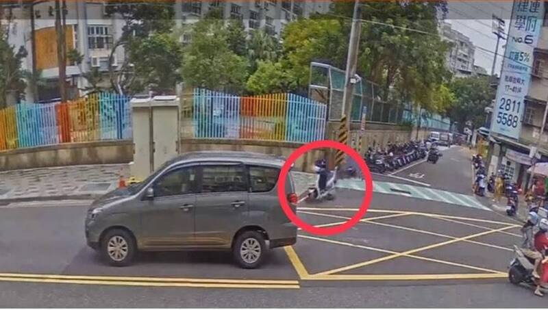 新北市一名李姓窃贼趁鸡肉摊商张姓女老板不注意时，伸手窃取她包包内现金2万元，随后骑车逃逸。（记者陆运锋翻摄）