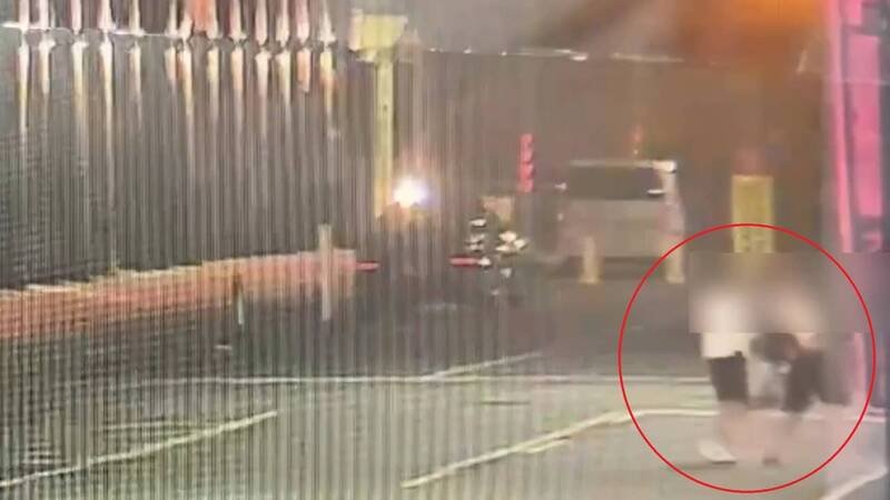 醉男因拍打路边车辆，遭2名男子围殴海扁。（民众提供）