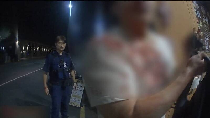 醉男被打到脸部鲜血直流，脸上及衣服都是血。（民众提供）