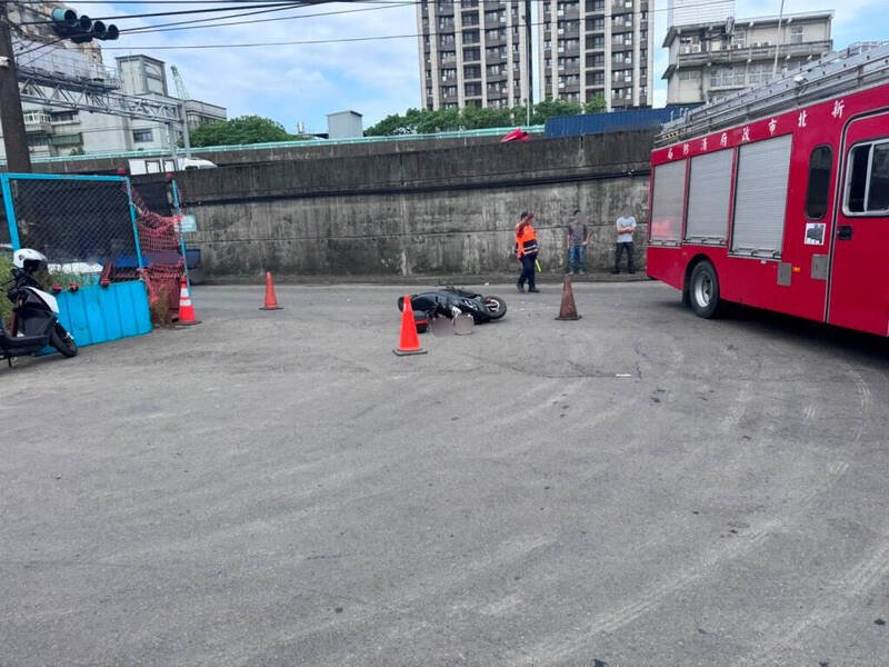 新北市67岁张姓男子，今天上午骑车载卢姓妻子，在新北市汐止区中兴路183巷、福德三路口，与34岁杨姓男子驾驶的小货车发生碰撞后，急救不治。（警方提供）