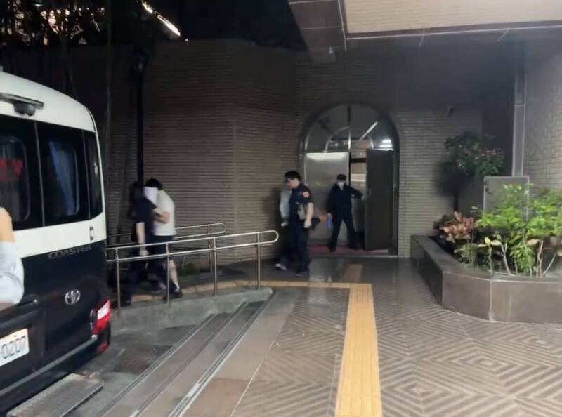 黄彦钧（左）、李佳舟（右）返回看守所。（记者翁靖祐翻摄）